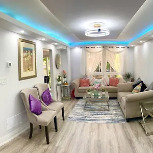  Holiday home Super Luxury Family - 3 Bedrooms, 1 Full Bathroom And 1 Half Washroom With Free Parking, Wifi, Netflix